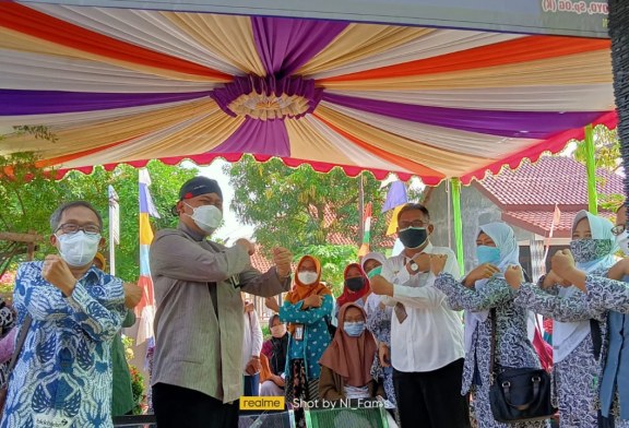 Kepala Perwakilan BKKBN Provinsi Jawa Tengah menjiau langsung Pelaksanaan Vaksinasi Covid-19 Bagi Keluarga di Kabupaten Brebes