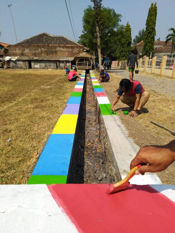 Warga Desa Buara Ketanggungan Perbaiki Selokan